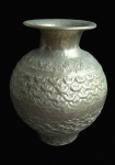 Grande, belo e espetacular vaso decorativo em metal martelado de origem marroquina. Medida 32 cm de altura e 24 cm de diâmetro.