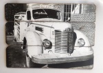 Placa decorativa retrô com imagem de caminhão antigo de entrega da Coca-Cola, confeccionada em similar de madeira. Medida 50x37cm.