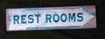 Placa decorativa em metal "REST ROOMS". Medida 11x49cm.