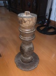 Antiga peça, provavelmente base de mesa em madeira nobre torneada. Medida 47 cm de altura. Lote deve ser retirado no bairro da Tijuca, mediante agendamento prévio.
