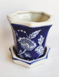Belo vaso em porcelana oriental, com base e decoração de florais. Medidas 9x9 cm.