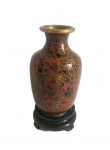 Vaso de cloisonne ricamente trabalhado com decoração em formas de florais sob peanha de madeira. Medida 12 cm de altura com a peanha.
