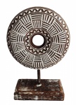 Grande mandala asiática esculpida em bloco de madeira ricamente entalhado. Medida 19x29cm