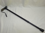 Bengala em metal com pega e ponteira de borracha, altura regulável. Medindo 78cm de altura mínima e 102cm de altura máxima.