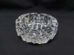 Lindo cinzeiro em grosso cristal ricamente trabalhado. Medindo 14,5cm x 5,5cm de altura.