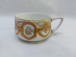 Linda xícara de café em porcelana Portuguesa, Vista Alegre. Medindo 8cm x 5cm de altura.