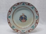 Antigo e raro prato em porcelana da companhia das indias, sécuro XVIII, com brasão ao centro. Medindo 23cm de diâmetro. Peça restaurada.