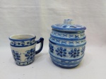 Lote de potiche tipo barril e caneca em porcelana Monte Sião, azul e branca. Medindo o potiche 11cm x 12,5cm de altura.