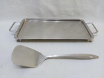 Bandeja retangular para rocambole com espátula de servir em aço inox. Medindo a bandeja 36,5cm x 18cm. Necessita de solda na alça.