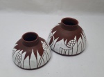 Lote de 2 vasos bojudos em cerâmica esmaltada. Medindo o maior 14cm de base x 10cm de altura.