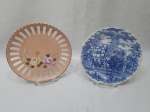 Lote de 2 pratos decorativos, sendo 1 deles em porcelana Oxford, medindo 19cm de diâmetro.