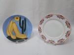 Lote de 2 pratos decorativos, sendo 1 deles em porcelana Limoges, medindo 20cm de diâmetro.