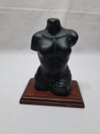 Escultura de corpo feminino em gesso com base em madeira. Medindo 15cm de altura.