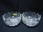 Par de bowls, cumbucas em cristal ricamente trabalhado, peça selada. Medindo 12cm x 7,5cm de altura.