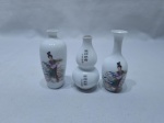 Lote de 3 miniaturas de vaso em porcelana casca de ovo com pintura oriental. Medindo 8cm de altura.