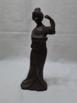 Linda escultura de gueixa em bronze cinzelado. Medindo 25cm de altura.