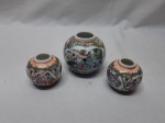 Lote de 3 vasos floreiros em porcelana oriental. Medindo o maior 6,5cm de altura.