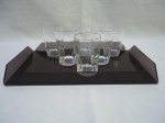 Lote de 6 copos de aperitivo em cristal padrão dedão, bandeja em acrílico preto. Medindo a bandeja 30cm x 17cm x 3cm de altura e os copos 5cm x 8cm de altura.