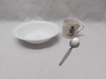 Lote infantil, composto de prato em vidro opalinado, caneca em porcelana e colher em aço inox  Medindo o prato 18,5cm x 4,5cm de altura.