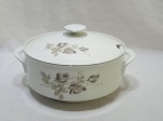 Sopeira redonda com 2 alças e tampa em porcelana Real, floral com friso prata. Medindo 21cm x 10cm de altura. Leve bicado.