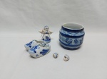 Lote de sineta de mesa, bowl e par de tamancos holandeses em porcelana azul e branco. Medindo o bowl 6,5cm x 6,5cm de altura. Necessita prender os badalos do sino.