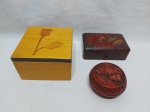 Lote de 3 caixas decorativas em madeira. Medindo a maior 12cm x 12cm x 7,5cm de altura.