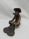 Escultura de homem sentado fumando cachimbo em terracota, assinado. Medindo 15,5cm de altura