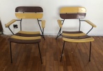 Par de cadeiras Carlo Hauner, anos 50, em madeira pintada (amarelo e marrom), com descanso para os braços e estrutura de ferro maciço. Pequenas fissuras na madeira do assento. - RETIRADA NO GRAJAU