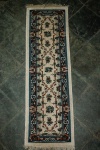 Belíssimo tapete de corredor turco nas cores azul, branco e vermelho - dim -56x1,80