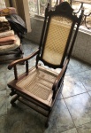 Cadeira de balanço antiga feita em madeira nobre e assento e encosto em palhinha -- RETIRADA NO FLAMENGO -