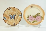 Par de pratos decorativos sendo um com borboletas pintadas porcelana Mauá e outro com flores porcelana São Caetano - dim - 18 e 16 cm de diâmetro