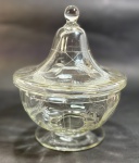 Bomboneira feita em cristal com lapidação vegetal - dim - 19 cm de altura e 15 cm de diâmetro