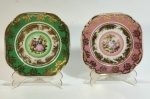 Luis XV - Par de pratos decorativos com Cenas falantes e arabescos em dourado um na cor verde e outro na cor rosa - dim - 14 cm de diâmetro