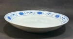 Porcelana oriental - grande travessa redonda nas cores branco e detalhes florais em azul - dim - 5 cm de altura e 32 cm de diâmetro - Lote 1/2