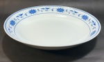 Porcelana oriental - exuberante travessa redonda nas cores branco e detalhes florais em azul - dim - 7 cm de altura e 36 cm de diâmetro - Lote 1/2