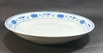 Porcelana oriental - exuberante travessa redonda nas cores branco e detalhes florais em azul - dim - 7 cm de altura e 36 cm de diâmetro - Lote 2/2