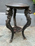Belíssima mesa Oriental para vasos feita em madeira de lei, com dragões esculpidos nas suas laterais em rico trabalho - dim - 66 cm de altura e 37 e diâmetro