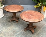 Par de mesas laterais, com tampo redondo e detalhes em couro pirogravado,  base bojuda em bloco de madeira maciça - dim - 53 cm de altura e 64 cm de diâmetro