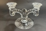 Gracioso candelabro de cristal duplo com formato em arabescos e base com linda lapidação - dim - 22x13x15