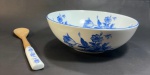 Porcelanarte - Belíssima Saladeira na cor branca com flores azuis, e colher de madeira com cabo de porcelana no mesmo padrão - dim - 27 cm de diâmetro e 10 cm de altura e colher com 30 cm
