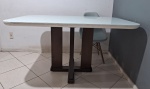 Elegante mesa de jantar com base de madeira de lei e grosso tampo em material sintético e vidro com algumas rachaduras - dim - 1,40x1,00x0,70
