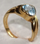Um anel de ouro 18K coroado com uma agua marinha no centro - Aro: 15 - peso: 4G