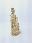 Escultura esculpido em Marfim, representando uma família Budista, peça rica em detalhes. Medidas: 8c