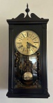Leo 222 Relógio de parede, Silko, funcionando. Caixa em madeira original, possui chave. Algarismo ro