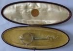 Antigo oculos de origem Francesa Seculo XIX com aro em ouro Branco  peso Bruto 21,7 gr -med  14 cm a