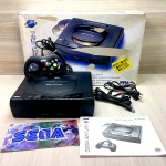 Console Sega Saturno funcionando com caixa, manual, 1 controle, cabo AV e cabo de força no estado, p