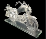 Escultura belíssima com design exclusivo, toda elaborada em blocos de cristal tcheco, Motocicleta, m