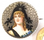Magnífico broche produzido em prata e esmalte, com representação de dama da aristocracia, diâmetro 3