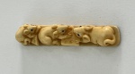 Netsuke de marfim representando ratos comendo queijo -Japão Séc. XVIII - Assinado -  Med. 6 x 1 cm