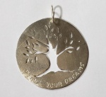 Pingente produzida em prata de lei com contraste de teor 950ml, com representação de árvore da vida,